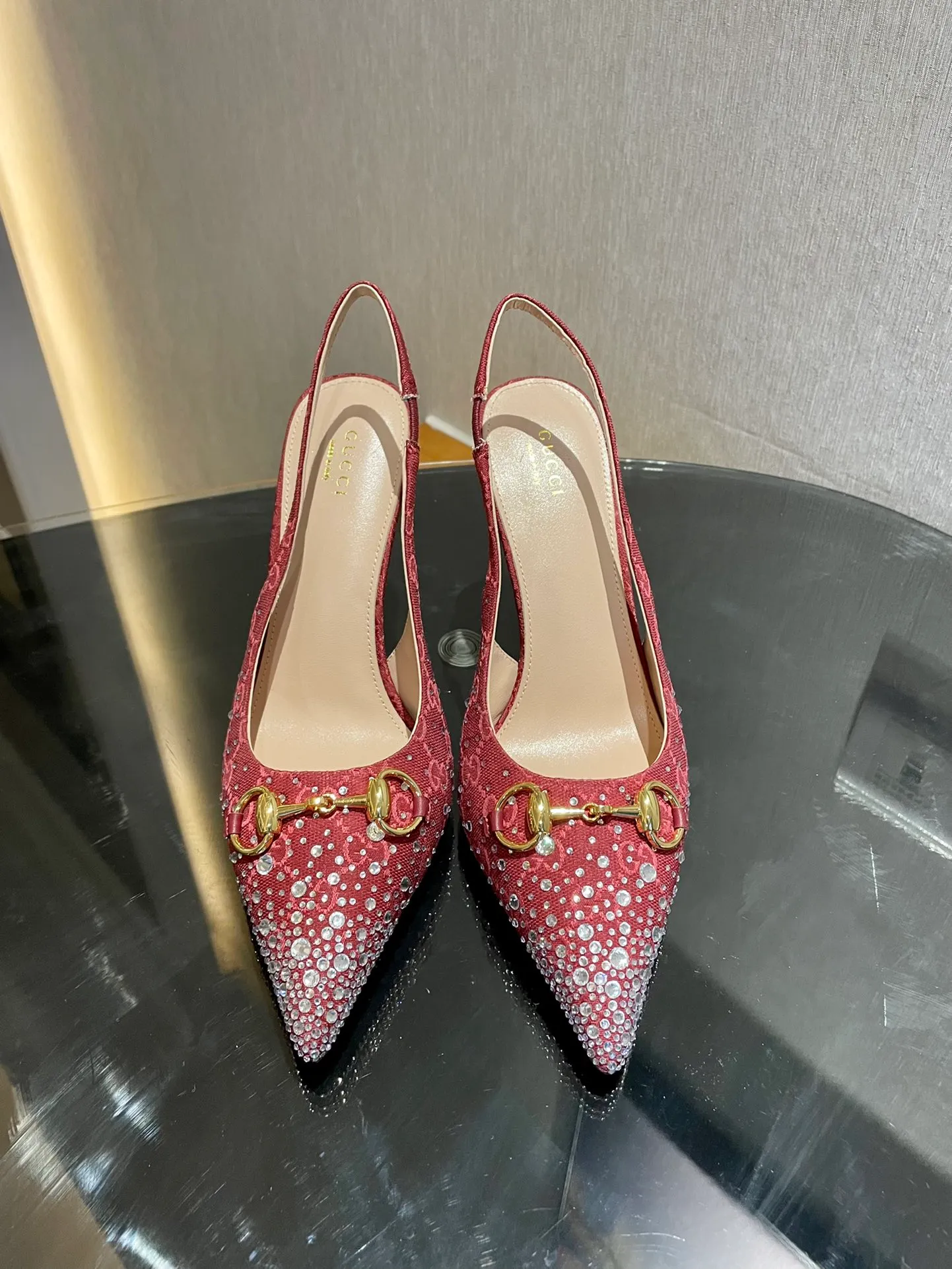 👟👟Ex-factory price 580👟👟 2024 G family’s new GUcc𝐢 horsebit pump sandals with pointed toes, elastic straps and kitten heels complement each other to create a comfortable and fitting design, and the back-lace pumps are the essence of design. Hot-drilling process Upper: Imported high-grade G G canvas Lining/foot pads: Full-grain high-grade lambskin Sole: Italian top-grade genuine leather sole Heel height: 10.5cm Fitting size: 35-42 (40/41/42 custom-made, non-refundable)